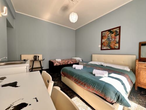 Camera La Fenice a Finale Ligure con letti gemelli, arredamento moderno e vista sulla città
