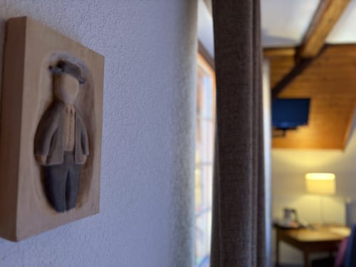 Robe suspendue au mur dans la Chambre Tradition Twin de l'Hôtel de l'Ange, Niedermorschwihr