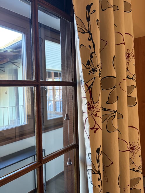 Porte vitrée à châssis bois et rideaux à motifs floraux, vue sur le jardin, Hôtel de l'Ange à Niedermorschwihr