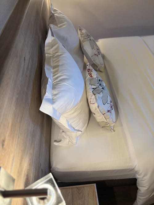 Coussins de décoration sur le lit de la chambre familiale de l'Hôtel de l'Ange à Niedermorschwihr