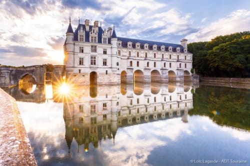 Château de Chenonceau se reflétant dans la rivière au coucher du soleil, près des Troglos de Beaulieu