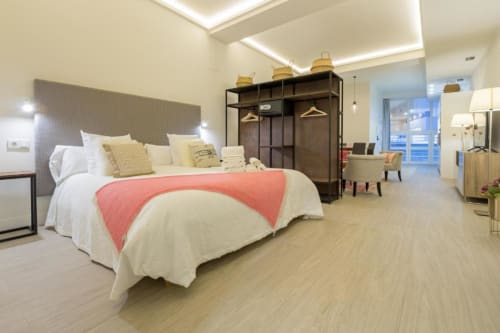 Suite Almirante B en Calma Places Seville con cama king, vistas a la ciudad, suelos de madera y zona de estar