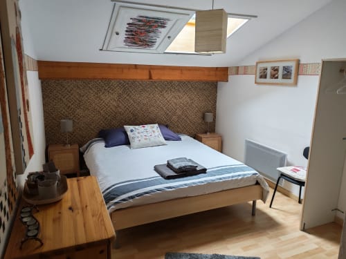 Chambre double confortable au gîte La Ressource à Villars-Colmars avec mobilier en bois et salle de bain partagée