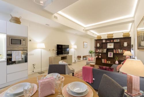 Habitación Almirante B en Calma Places Sevilla: salón moderno diáfano con cocina, comedor y zona de estar