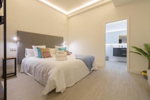 Habitación moderna en Calma Places Sevilla con cama king, baño privado, vistas a la ciudad y mobiliario contemporáneo