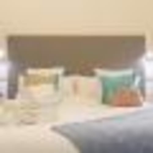 Habitación de Calma Places Sevilla con cama, escritorio, TV y vistas a la ciudad
