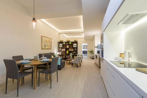 Moderno apartamento diáfano en Calma Places Sevilla con zona de comedor, salón y cocina con mobiliario contemporáneo