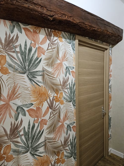 Papier peint tropical aux motifs botaniques dans la chambre des Gîtes Les Muriers, Bourgvilain