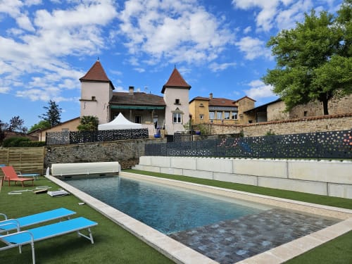Piscine des Gîtes Les Muriers, chambres d'hôtes à Bourgvilain, France, avec vue sur le château