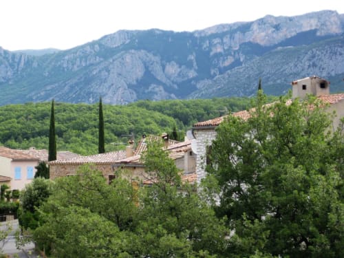Hôtel Restaurant Le Verdon aux Salles sur Verdon avec cyprès, bâtisses en pierre et falaises calcaires spectaculaires