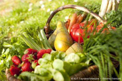Panier de produits frais avec poires, tomates, fraises et légumes aux Troglos de Beaulieu, Beaulieu-les-Loches