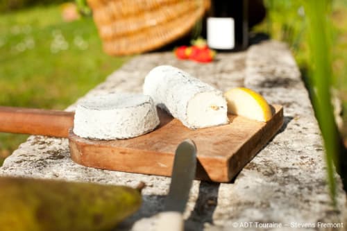 Soft cheese and fruit on wooden board at Les Troglos de Beaulieu picnic, Beaulieu-les-Loches