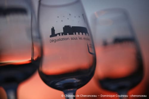 Wine glasses with Château de Chenonceau silhouette at sunset, Les Troglos de Beaulieu, Loches