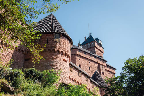 Château de grès rouge médiéval avec tourelles à Dambach-la-Ville, France, près du Petit Havre de Joy