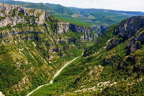Vallée de canyon spectaculaire avec rivière turquoise sinueuse entre falaises calcaires escarpées près de Les Salles sur Verdon