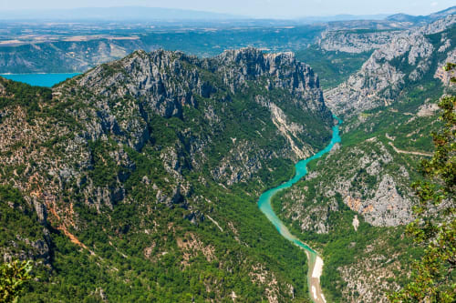 Rivière Verdon turquoise serpentant à travers les gorges calcaires spectaculaires près de l'Hôtel Restaurant Le Verdon, Les Salles sur Verdon