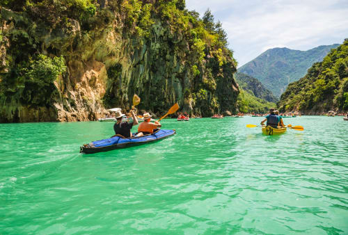 Des kayakistes pagaient sur les eaux turquoise près des falaises calcaires des Salles-sur-Verdon en France