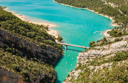 Lac turquoise entouré de falaises calcaires et forêt verdoyante près de l'Hôtel Restaurant Le Verdon, Les Salles sur Verdon