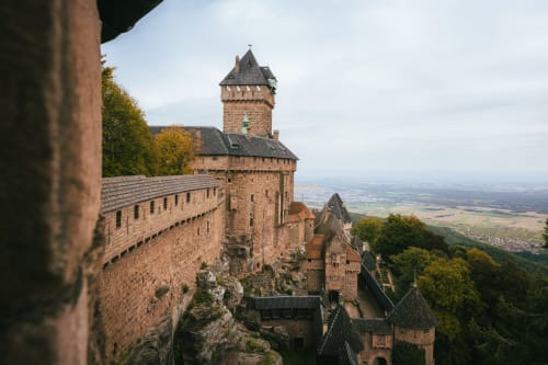Château médiéval dominant les vignobles alsaciens près de Dambach-la-Ville, France