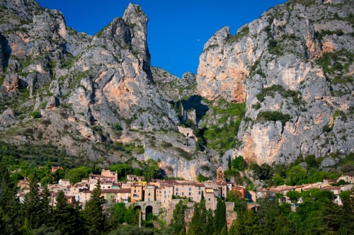 Hôtel Restaurant Le Verdon niché dans les spectaculaires falaises calcaires des Salles sur Verdon, France avec sa toiture en terre cuite traditionnelle