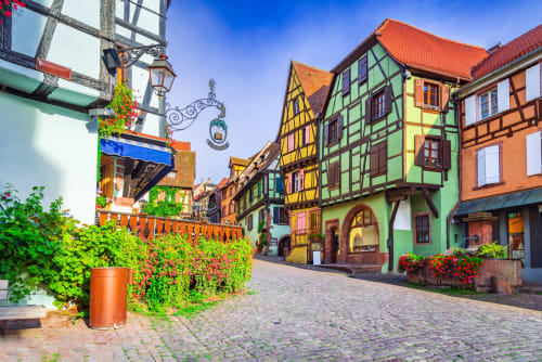 Des bâtiments à colombages colorés à Dambach-la-Ville, une charmante rue du village alsacien