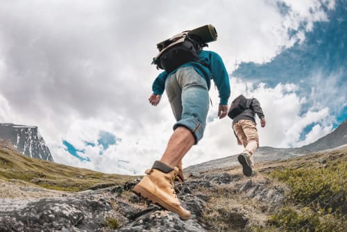 Randonneurs en trail running sur les sentiers des montagnes alsaciennes près de Dambach-la-Ville, France