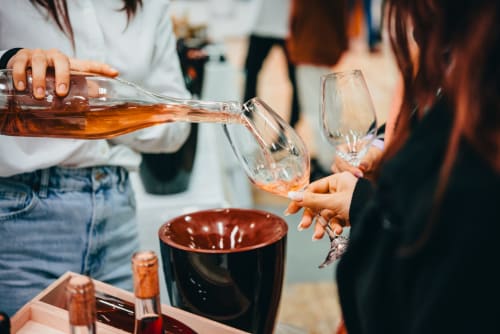 Femme versant du vin rosé au Petit Havre de Joy, dégustation vinicole de Dambach-la-Ville
