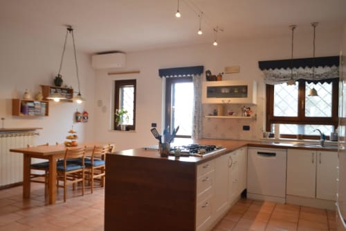 Cucina moderna e zona pranzo dell'Appartamento Sud presso Villa Collebelvedere, Fara In Sabina, con piano cottura a isola e
