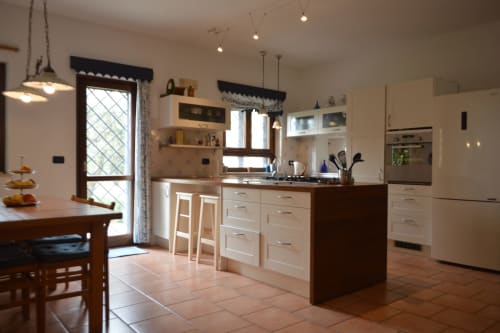 Cucina e zona pranzo moderne dell'Appartamento Sud a Villa Collebelvedere, Fara in Sabina, con mobili bianchi e isola centrale