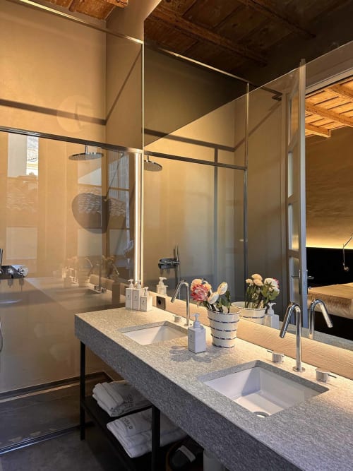 Bagno moderno dell'appartamento Casa_B Como City a Erba con doppio lavabo, soffione pioggia e vista sulla città