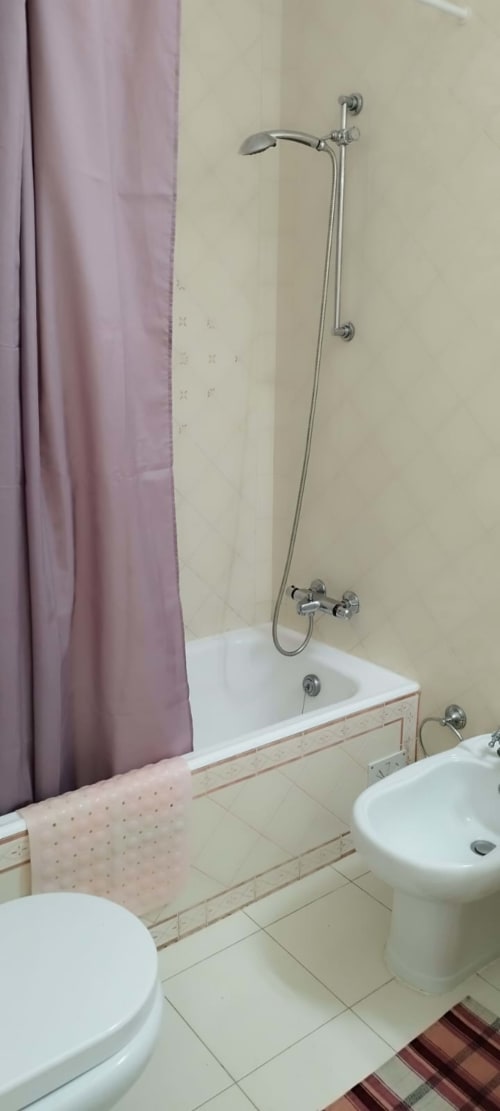 Banheiro moderno do apartamento Sweet Home Estrela do Vau, Portimão, com banheira branca, chuveiro tipo chuva, bidé e acabamento em tom creme