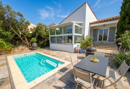 Villa Chez Mara à Canet-en-Roussillon avec piscine privée, coin repas et terrasse moderne surplombant les jardins méditerranéens