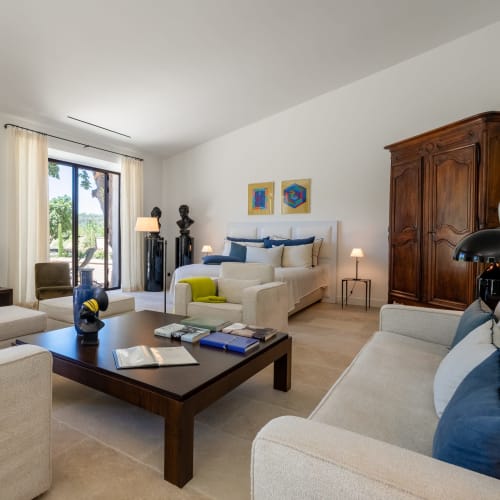 Suite luxueuse au Domaine du Fortin à Ménerbes avec lit, salon et vue sur la terrasse