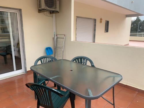 Terraço ao ar livre com mesa de jantar e cadeiras no apartamento Sweet Home Casa dos Arcos em Portimão