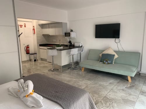 Estúdio moderno em Portimão com sofá cama, kitchenette, TV tela plana e piso em azulejo na Sweet Home Casa dos