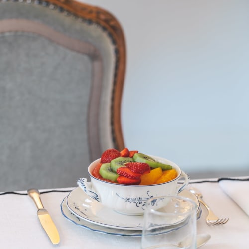 Assiette de fruits frais avec fraises, kiwi et mangue au Domaine du Fortin, Ménerbes
