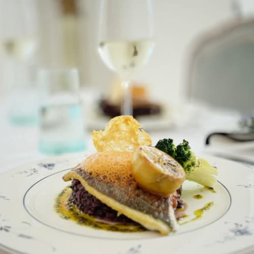Bar de mer gastronomique avec pommes de terre, chou rouge et brocoli au Domaine du Fortin, Ménerbes
