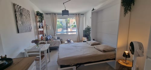 Appartement studio lumineux à Zoppas Aix-les-Bains avec lit, coin repas, vue sur la ville et équipements modernes