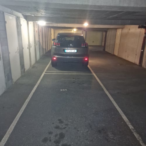 Parking souterrain de Zoppas Aix-les-Bains avec SUV noir garé dans un emplacement réservé