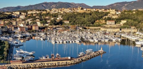 Calarossa By Sarai Marina in Lecci mit vertäuten Booten, mediterranes Bergdorf und Gebirge