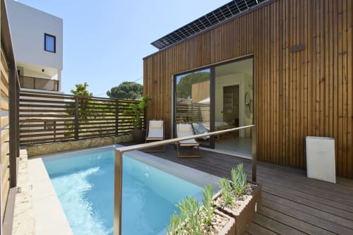 Vila moderna Casa Redonda Aroeira com revestimento em madeira, piscina, deck, espreguiçadeiras e vedação de privacidade em Aroeira, Portugal