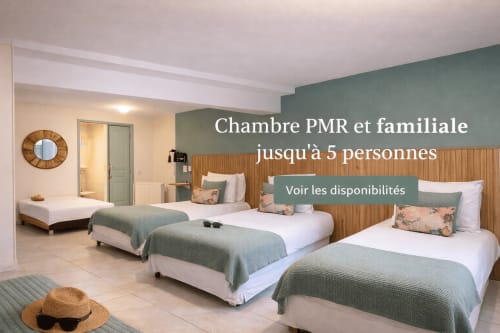 Spacieuse chambre familiale à l'Hôtel De Lion Sur Mer avec plusieurs lits, accents verts et équipements modernes à Lion sur Mer