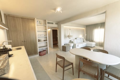 Modern hotel suite at Escanda Building Solutions in Spain with open-concept living, kitchen, dining area, and bedroom with