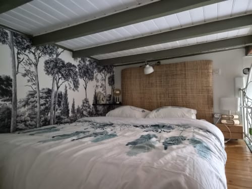 Chambre moderne Studio Le Rayon Vert à Orval Et Sens, Orvault avec fresque forêt et tête de lit rotin