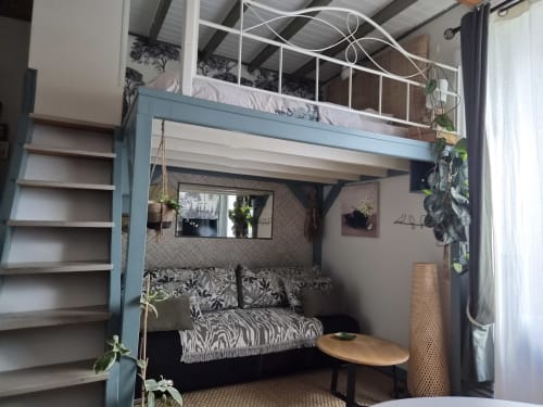 Suite avec mezzanine Studio Le Rayon Vert, literie motifs zèbre et plantes à l'hôtel Orval Et Sens, Orvault