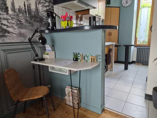 Espace moderne cuisine-séjour à Orval Et Sens avec bureau, panneau bienvenue et espace de travail connecté à Orvault
