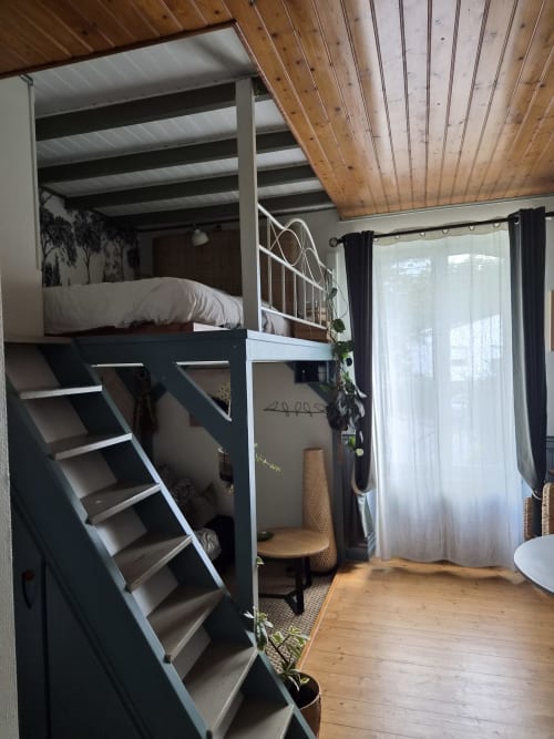 Studio loft Orval Et Sens avec lit mezzanine, plafond bois, escalier métallique et vue jardin à Orvault