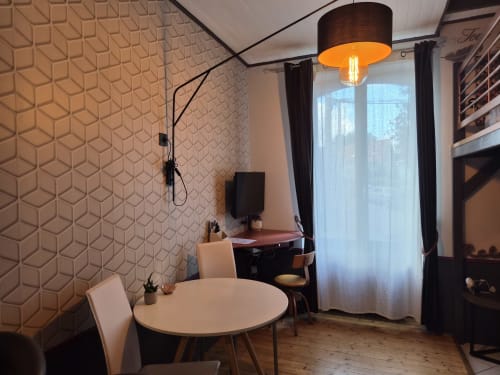 Studio à l'hôtel Orval Et Sens à Orvault avec table ronde, coin bureau, lampe suspendue et vue sur la ville