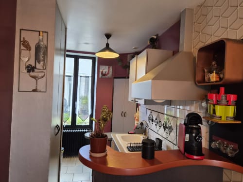 Cuisine moderne du studio Les Caudalies à Orval Et Sens, Orvault, avec accents bourgogne et comptoir courbe