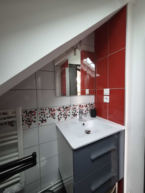 Salle de bain moderne à Orval Et Sens Duplex, Orvault avec carrelage rouge, lavabo blanc et dosseret en mosaïque décorative